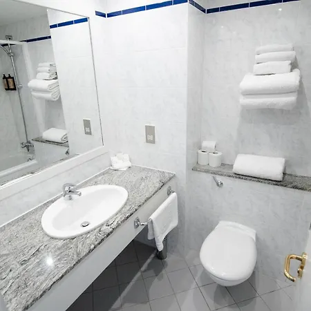 فندق Lakeside Manor 3*