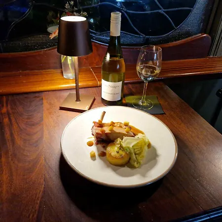 فندق Lakeside Manor 3*