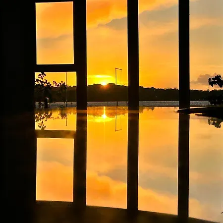 فندق Lakeside Manor 3*