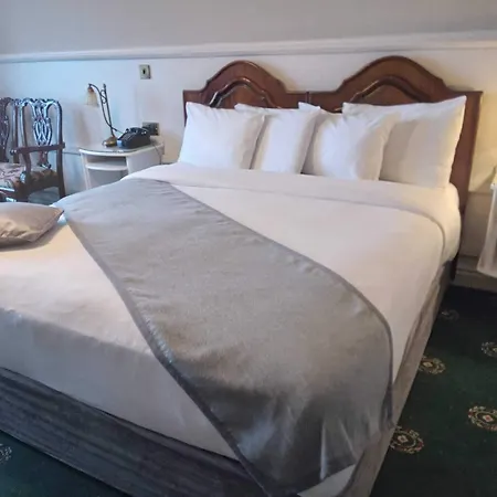 Lakeside Manor Hotel 3*