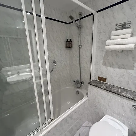 Lakeside Manor 3*