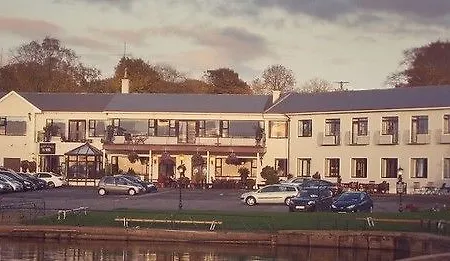 Lakeside Manor 酒店