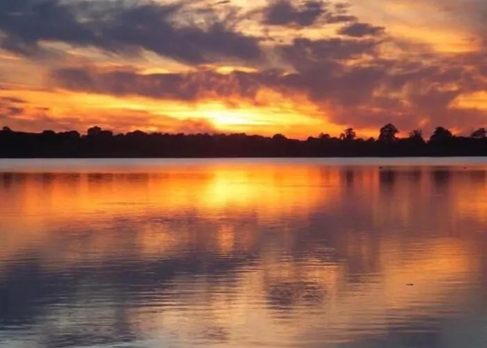 מלון Lakeside Manor 3*