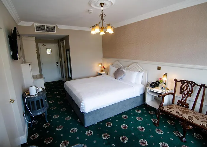 فندق Lakeside Manor 3*