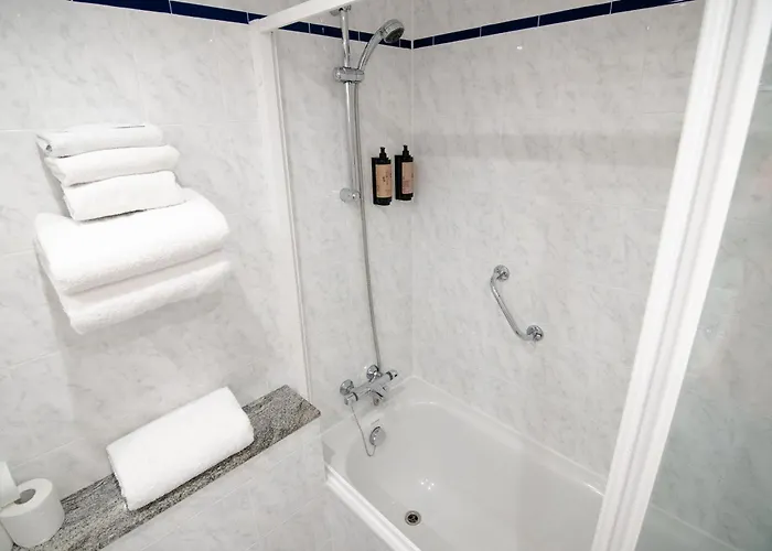 מלון Lakeside Manor