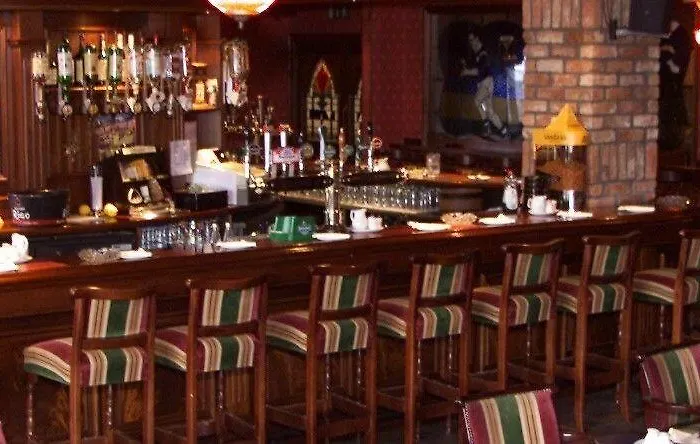 מלון Lakeside Manor