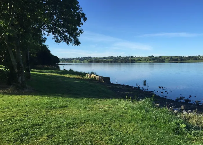 מלון Lakeside Manor 3*