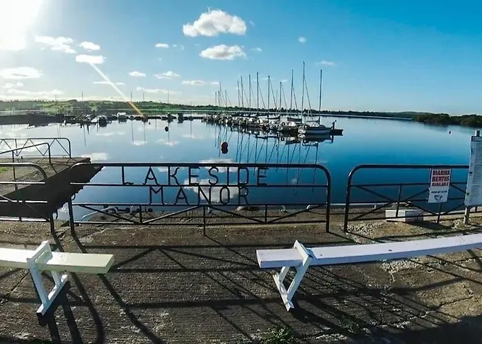 מלון Lakeside Manor וירג'יניה