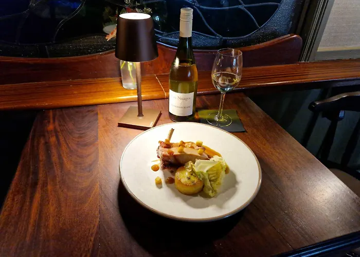 מלון Lakeside Manor 3*