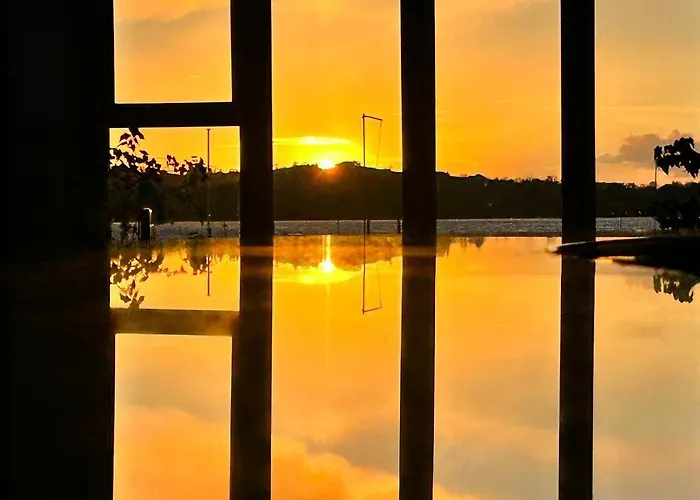 فندق Lakeside Manor 3*