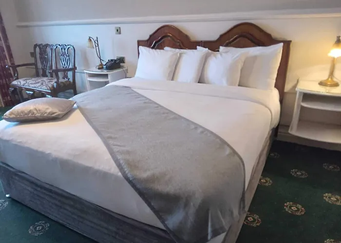 Lakeside Manor Hotel 3*