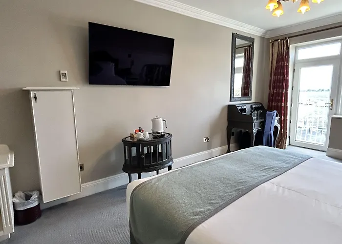 Lakeside Manor מלון 3*